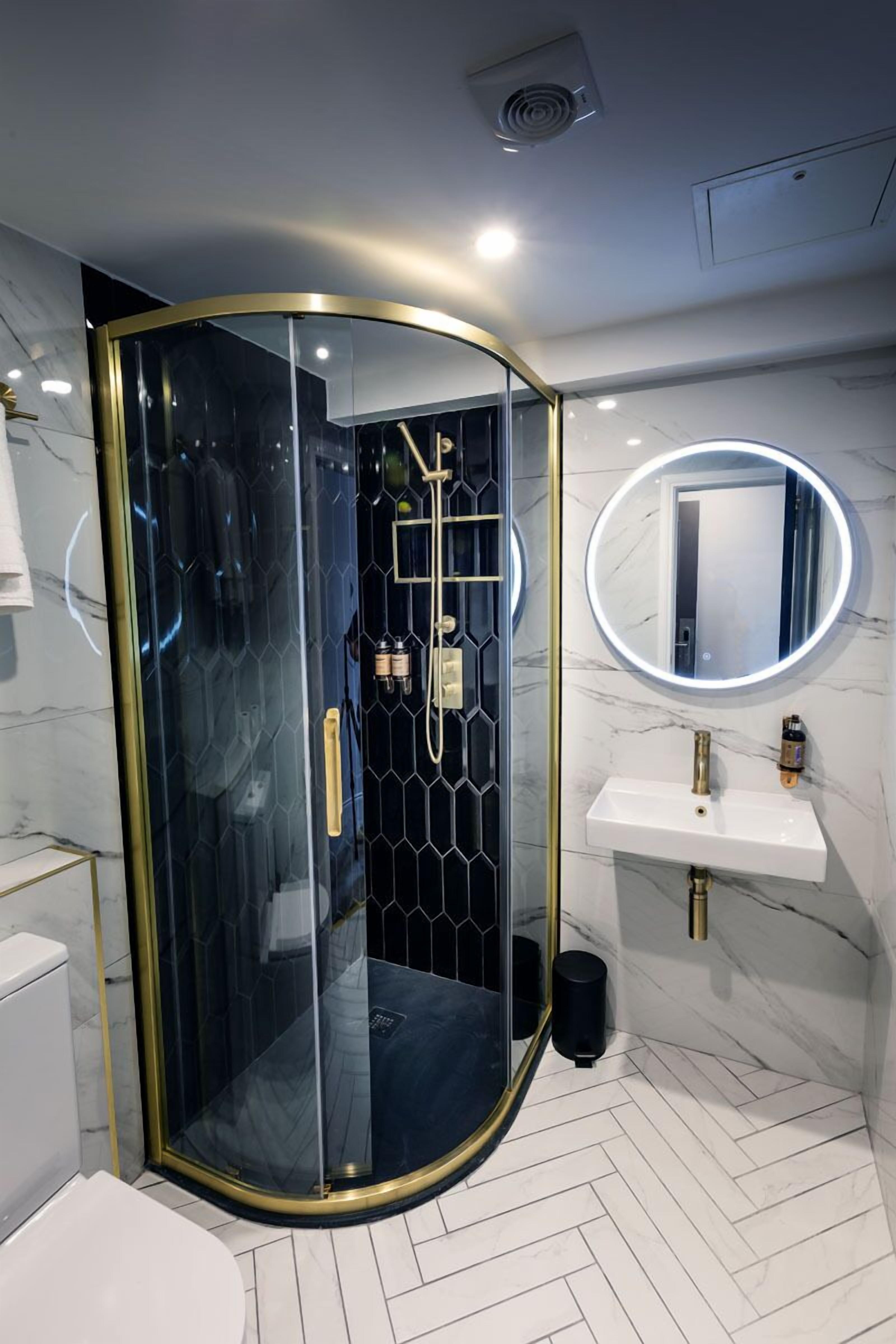 Superior Double Room, River View | Bilik Mandi | Pancuran mandi, pengering rambut, tuala disediakan, sabun 