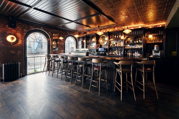 3 bars/lounges