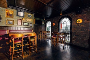 3 bars/lounges