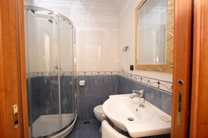 Amenidades de baño gratuitas, secadora de cabello, toallas 