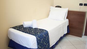 Habitación individual | Minibar, caja de seguridad en la habitación y escritorio