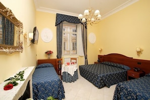 Minibar, coffres-forts dans les chambres, bureau