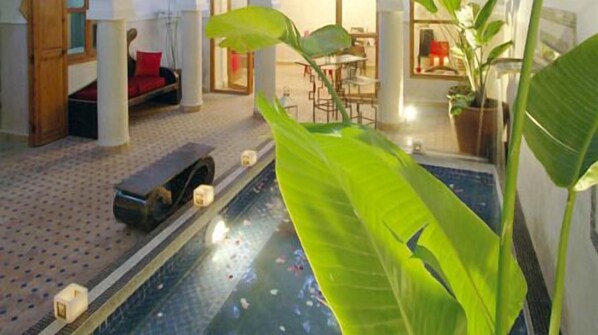 Piscine couverte, chaises longues