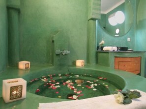 Exclusive Suite, Bathtub | Bathroom | Free toiletries, hair dryer, towels - Riad Chalymar (Marrakech)
