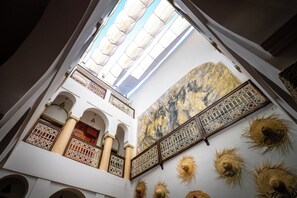 A multi-level interior with arches, a balcony, and decorative elements. - Riad Chalymar (Marrakech)