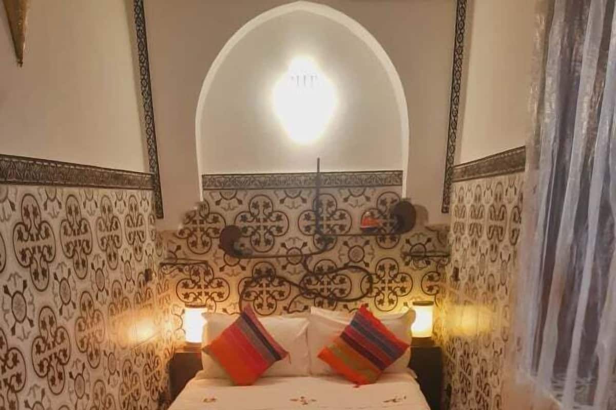 واي فاي مجانًا وملاءات أسرّة