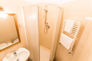 Shower, free toiletries, hair dryer, towels - A Casa Cibella (Rome)