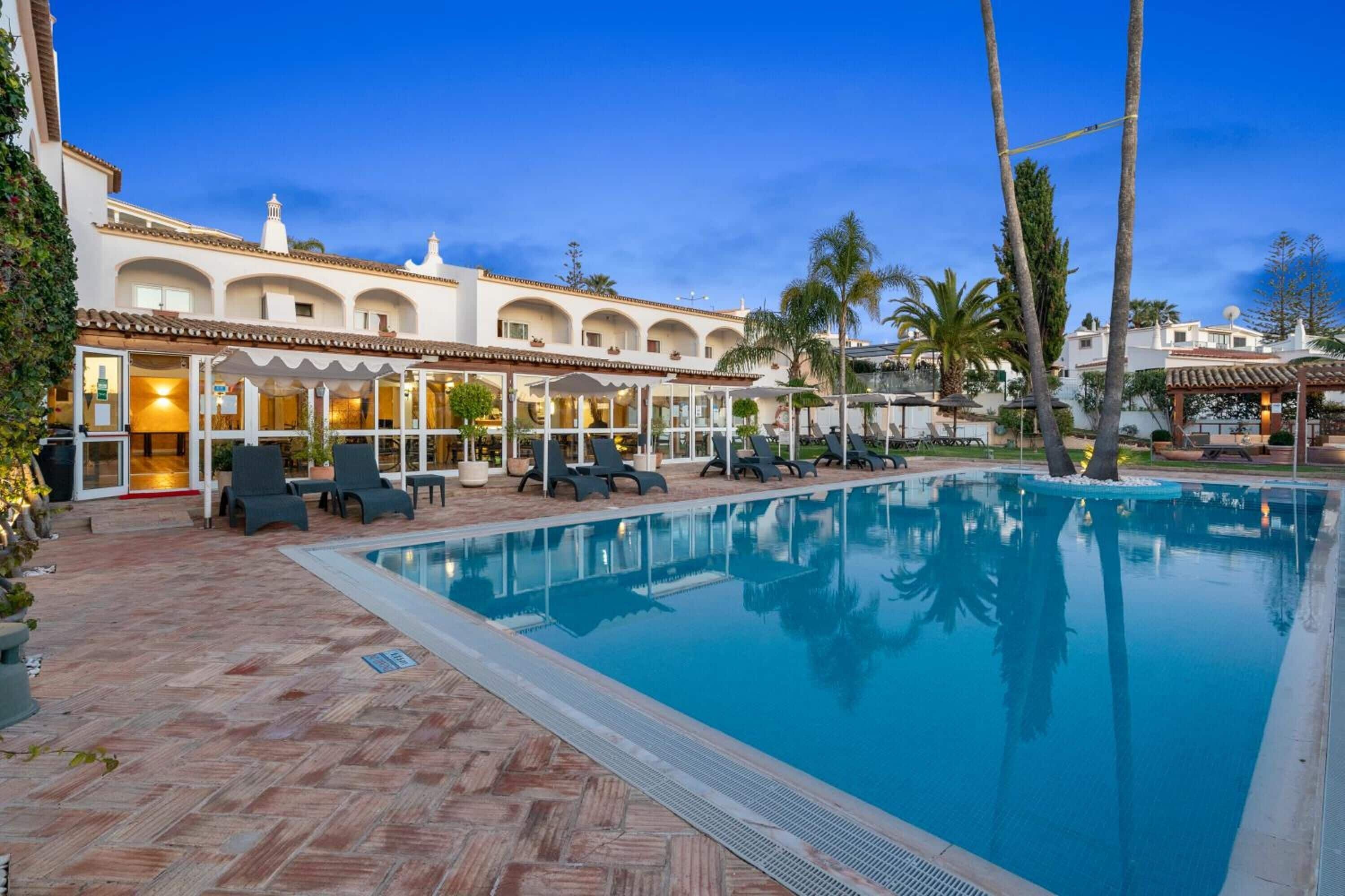 Una piscina al aire libre