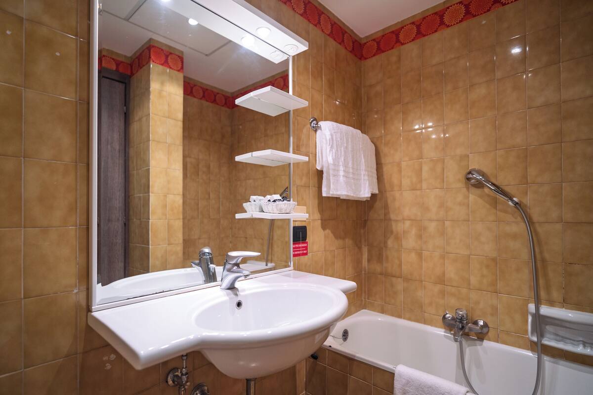 rainfall showerhead, hair dryer, bidet, towels