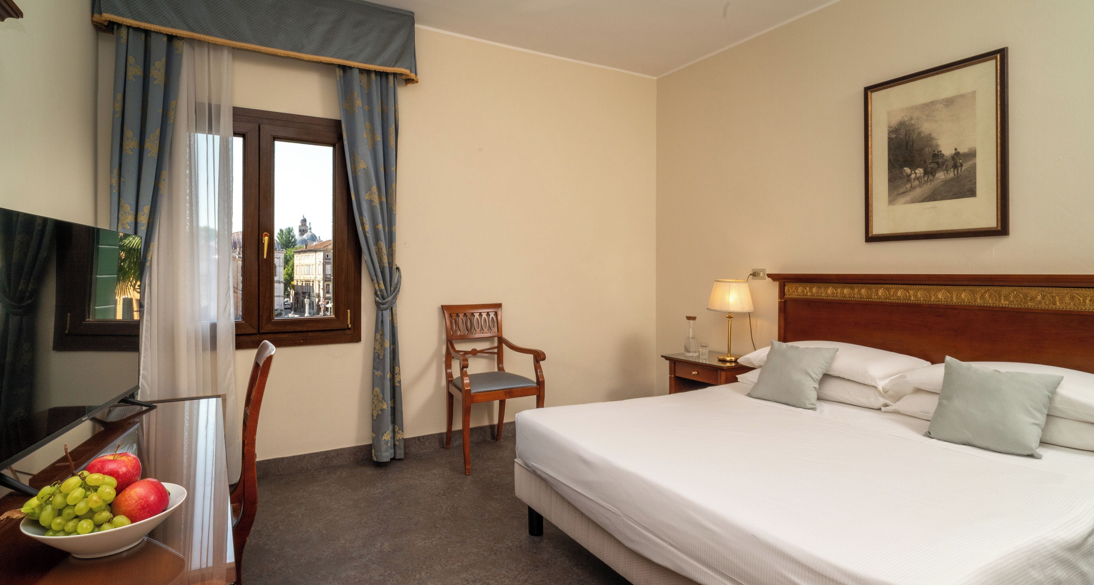 Camera panoramica con letto matrimoniale o 2 letti singoli, vista città | Copriletto in piuma, minibar, una cassaforte in camera, una scrivania