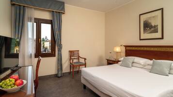 Kahden hengen huone (yksi tai kaksi sänkyä), kaupunkinäköala | Untuvapeitot, minibaari, tallelokero huoneessa, työpöytä