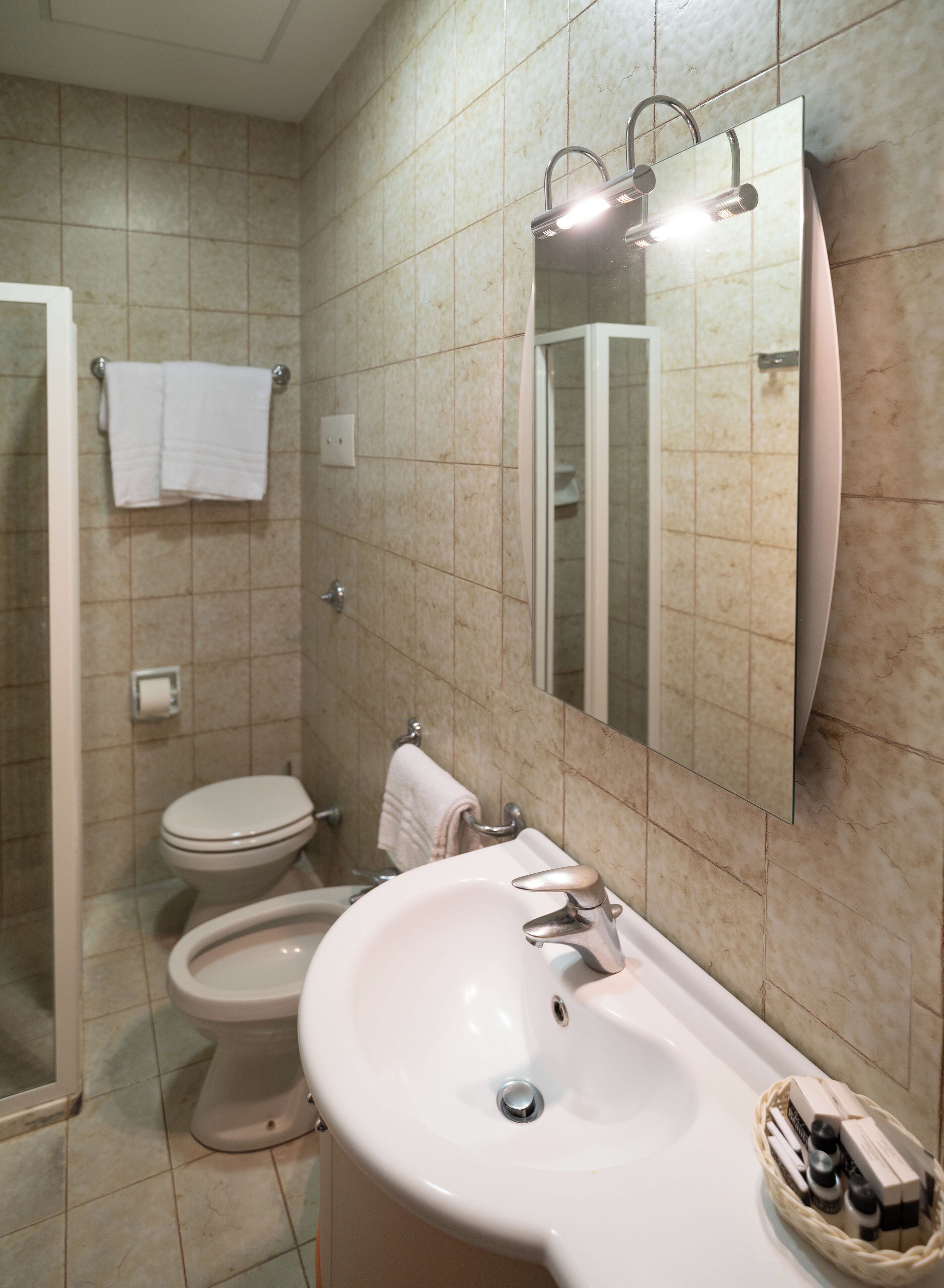 standard single room | bathroom | rainfall showerhead, hair dryer, bidet, towels