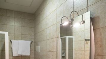 Ein Badezimmer mit Toilette, Waschbecken und Spiegel.