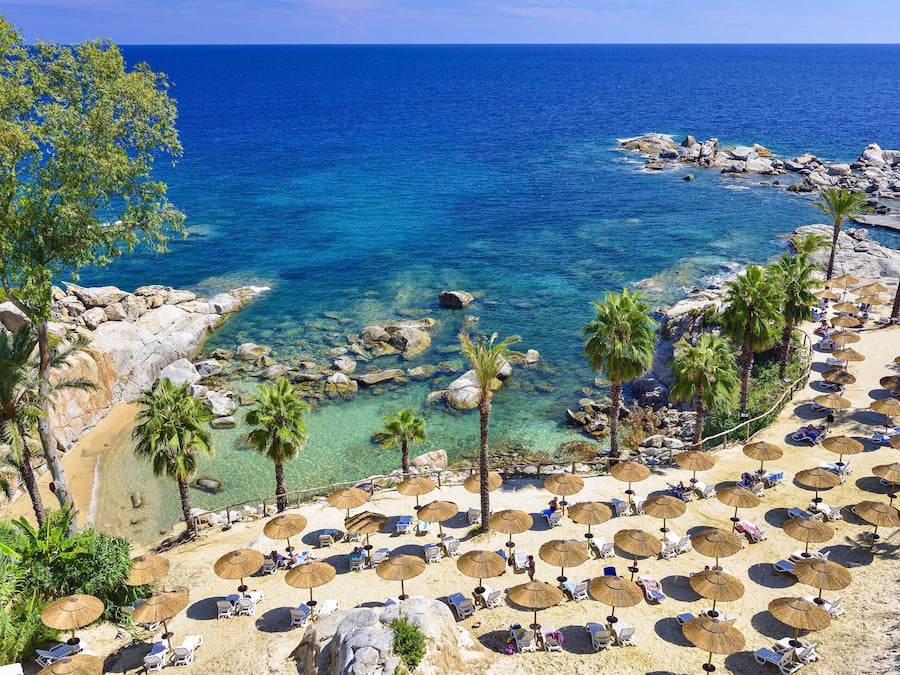 Playa privada, arena blanca, tumbonas y sombrillas