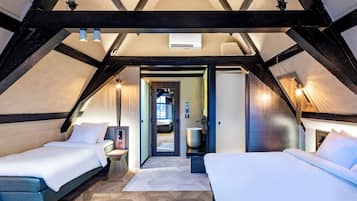 Herbergi fyrir fjóra | Míníbar, öryggishólf í herbergi, skrifborð, ókeypis þráðlaus nettenging