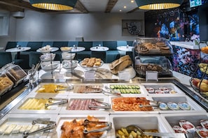 每日供應吃到飽早餐 (每人 EUR33)