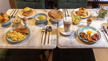 Tägliches Frühstücksbuffet (33 EUR pro Person)