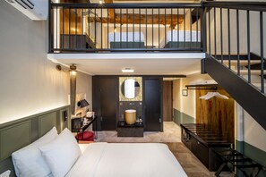 Deluxe Quadruple Room | Minibar, in-room safe, desk, free WiFi - Mister Highland Hotel (Amsterdam)