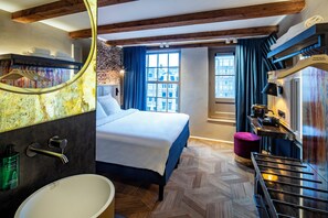 Superior Double Room | Minibar, in-room safe, desk, free WiFi - Mister Highland Hotel (Amsterdam)
