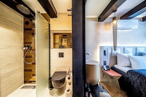 Bar mini, peti besi dalam bilik, meja, Wi-fi percuma 