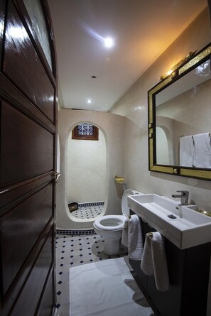 Deluxe-Suite, Poolblick (Casablanca) | Badezimmer | Komfortbadewanne, Haartrockner, Handtücher, Seife