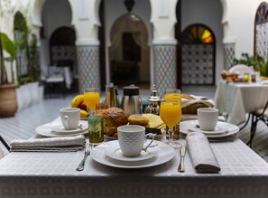 Desayuno continental gratuito y diario