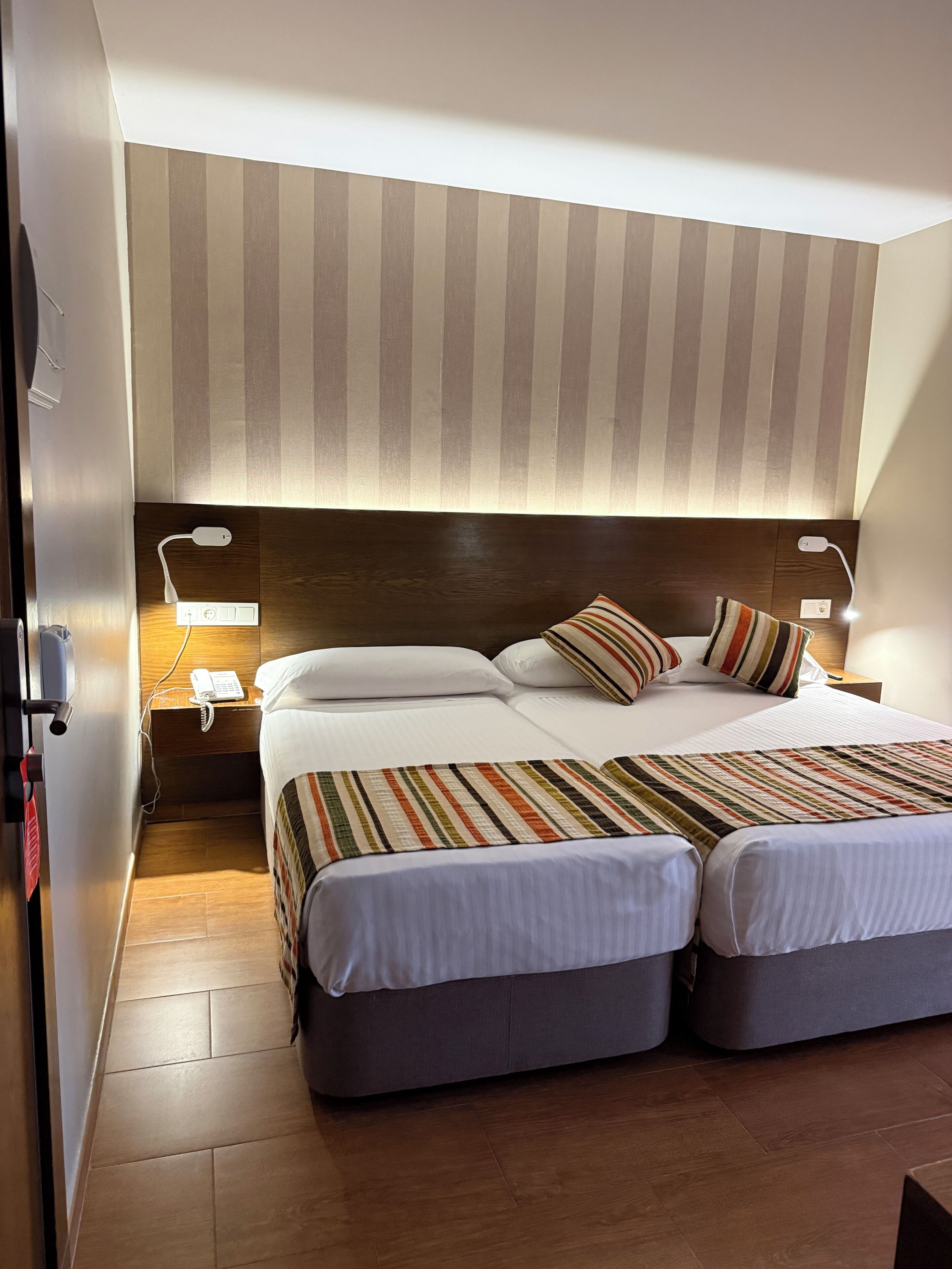 Habitación triple, varias camas, no fumadores | Caja fuerte, escritorio, espacio para trabajar con un portátil