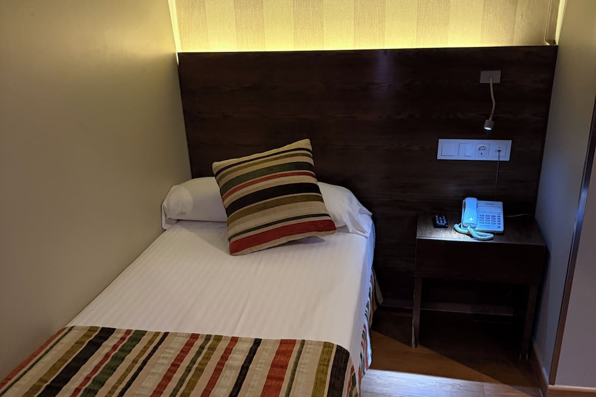 Single Room | In-room safe, desk, blackout curtains, free WiFi