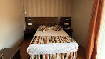 Suite, patio, vue jardin | Coffres-forts dans les chambres, bureau