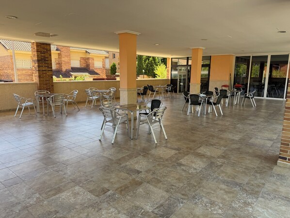 Outdoor dining - Hostal Los Coronales (Madrid)