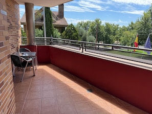 Basic Suite, Patio, Garden View | Outdoor dining - Hostal Los Coronales (Madrid)