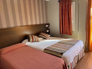 Double Room, Multiple Beds, Non Smoking - Hostal Los Coronales (Madrid)