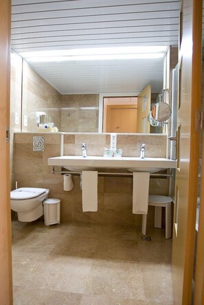 Bathroom - El Delfin Verde (Torroella de Montgri)