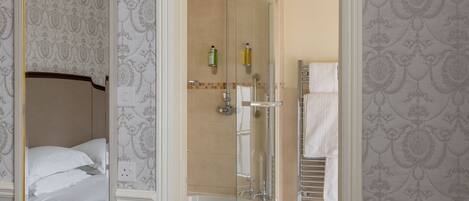 Un baño con ducha, bañera y retrete.