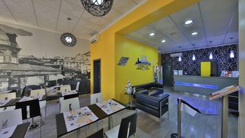 Petit déjeuner en libre-service compris tous les jours