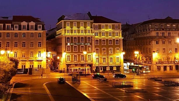 Een hotel met meerdere verdiepingen en een centrale binnenplaats.