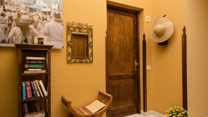 A wooden door, a wooden bench, a bookshelf, a framed mirror, and a potted plant. - Apartamentos Mayoysa (Brena Baja)