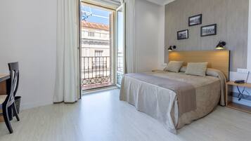 2 Double connecting rooms with Puerta del Sol views | Minibar, in-room safe, desk, soundproofing