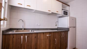 Departamento, 2 habitaciones | Cocina privada | Refrigerador con congelador, microondas y parrilla de estufa