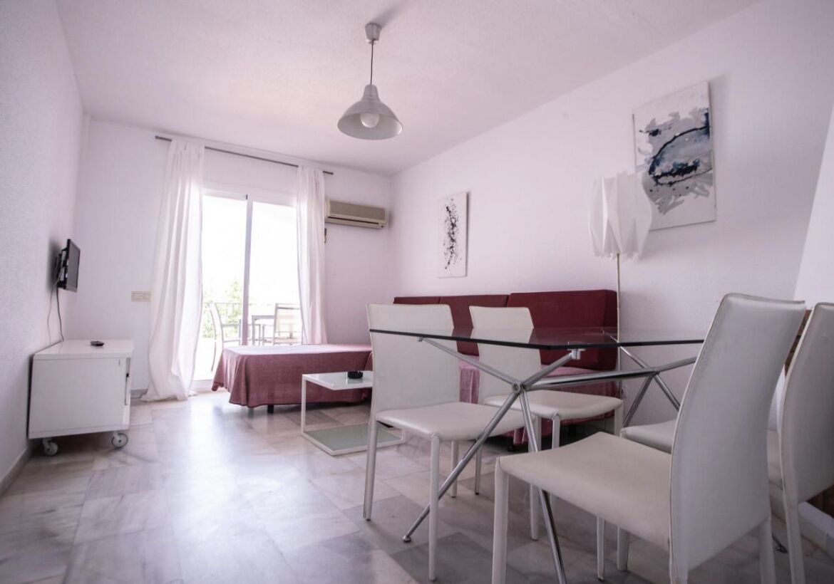 Apartamento, 2 habitaciones | Zona de estar | Una televisión de pantalla plana, una chimenea