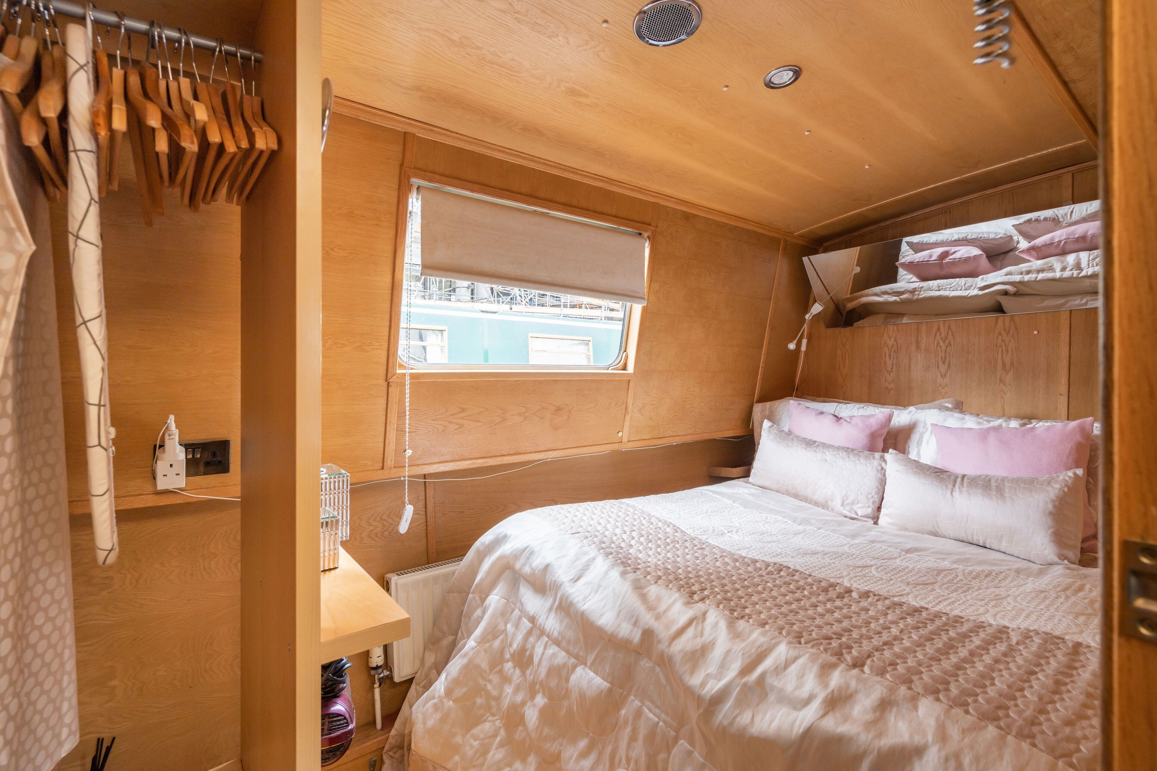 Un interno accogliente con un letto a castello, una finestra vista e pareti in legno.