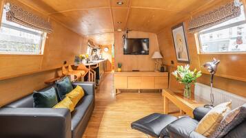 Luxury Cabin (Houseboat - 2 double & 1 bunk bed) | 2 bedrooms, Egyptian cotton sheets, premium bedding, down duvets