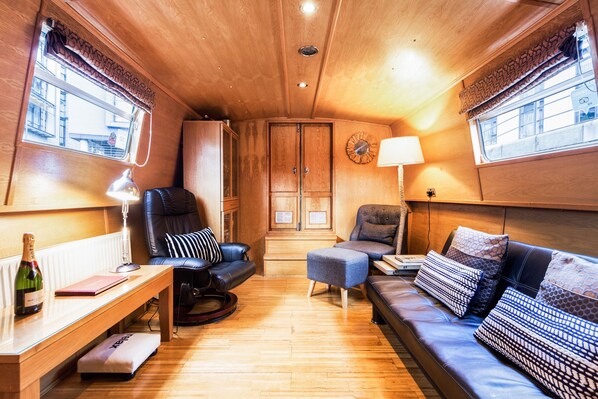 Cabane Luxe (Houseboat - 2 double & 1 bunk bed) | Coin séjour | Télévision LCD, lecteur de DVD, station d'accueil iPod, jouets