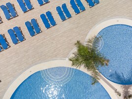 Una piscina al aire libre de temporada