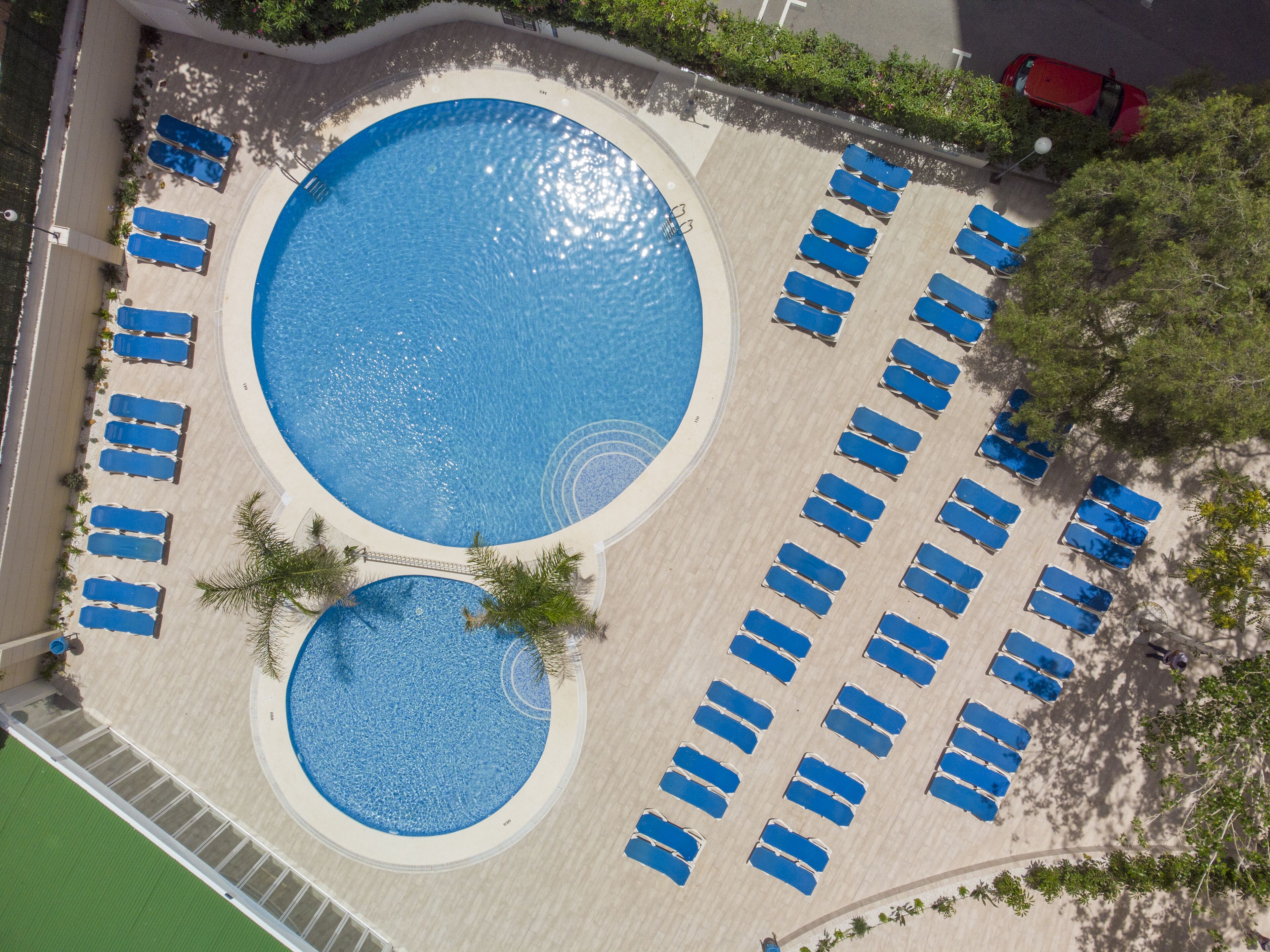 Een seizoensgebonden buitenzwembad