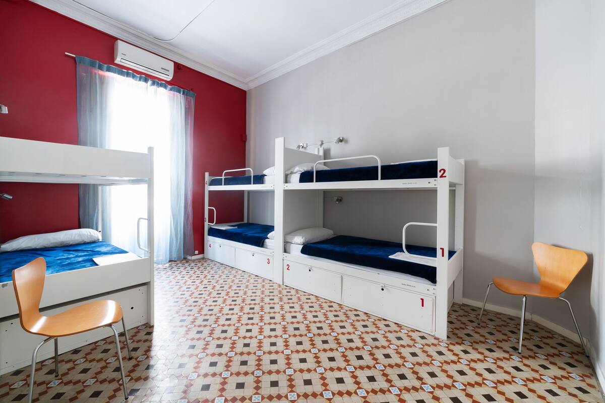Un dormitorio con literas, una silla y un suelo con diseño.