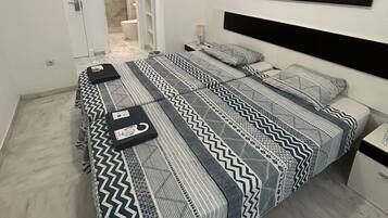 Habitación estándar con 2 camas individuales, baño privado | Wifi gratis y ropa de cama