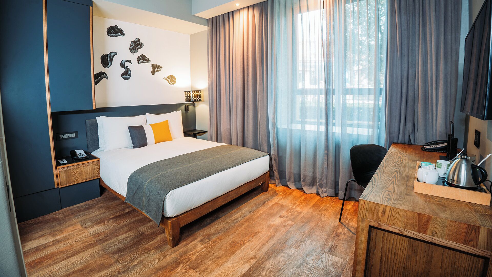 Standard Room, 1 Queen Bed | Hypo-allergenic bedding, in-room safe, desk, blackout curtains