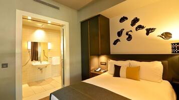 Standard Room, 1 Queen Bed | Hypo-allergenic bedding, in-room safe, desk, blackout drapes