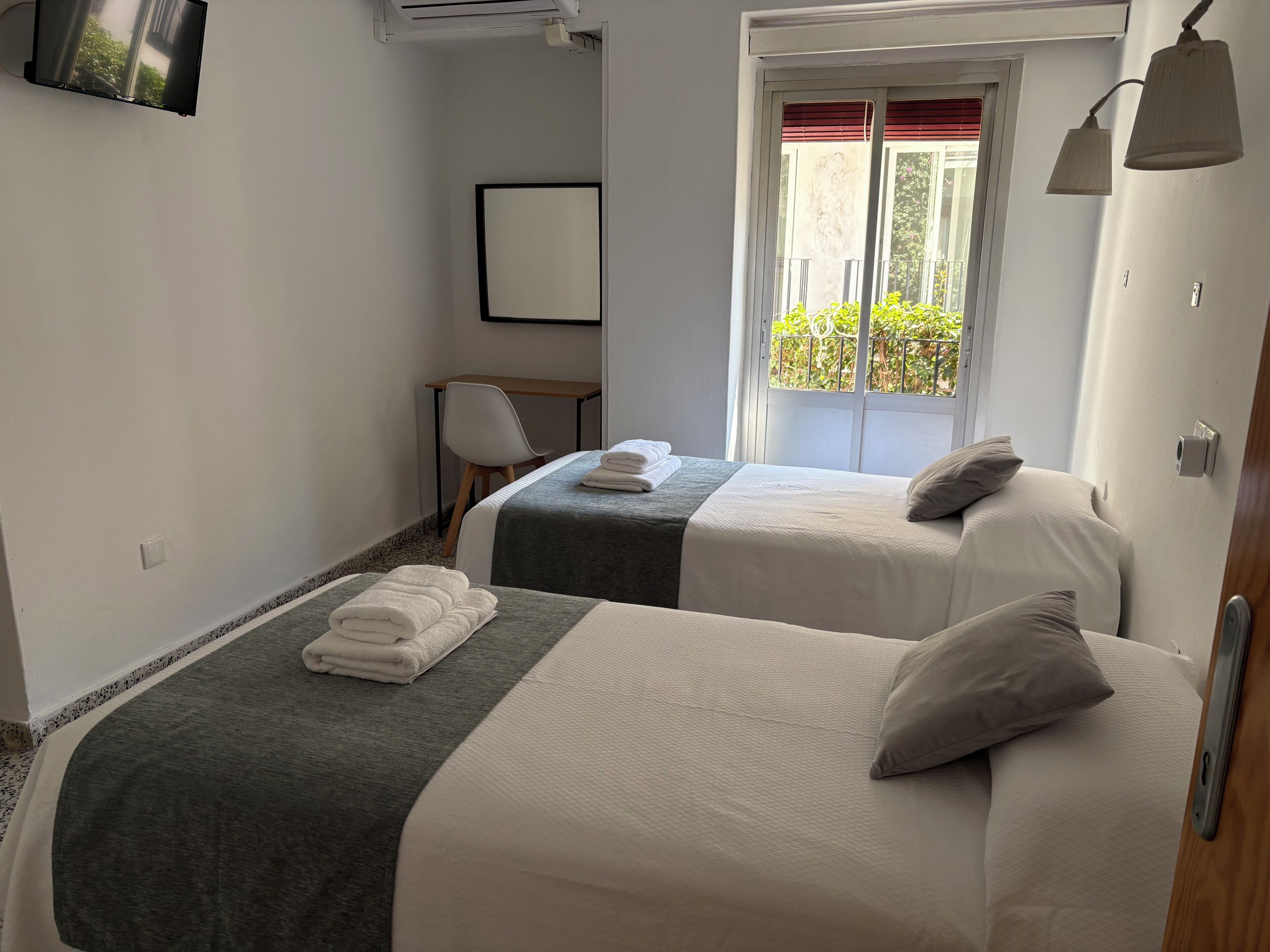 Een bureau, een laptopwerkplek, gratis wifi, beddengoed